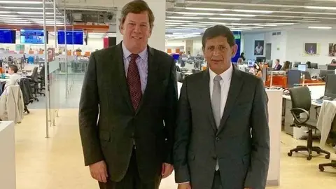 El director de El Tiempo, Roberto Pombo -izquierda-, junto a Salem Alowais, embajador de EAU en Colombia, en la redacción del periódico. (Facebook)