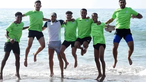 Jugadores del Baniyas en una playa de Marbella.