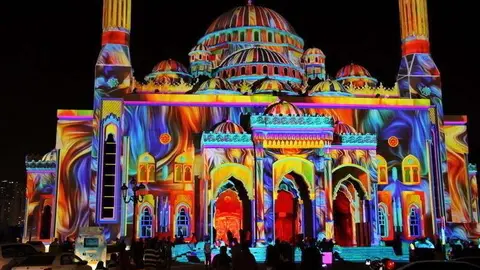 Una de las fachadas iluminadas por el Festival de Sharjah.