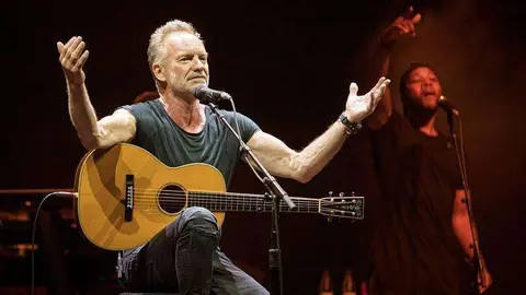 El cantante y compositor británico Gordon Sumner "Sting" durante su actuación este viernes en el Festival Cap Roig que se celebra en el Jardín Botánico, en Calella de Palafrugell (Girona). (EFE / David Borrat)
