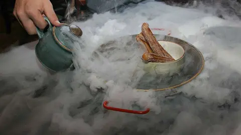 Los exquisitos churros de Alhambra surgen en la mesa entre vapor helado. (EL CORREO)