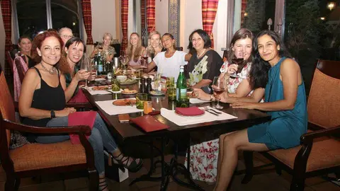 Ambiente en el restaurante español Alhambra durante sus 'Ladies Nights'. (EL CORREO)