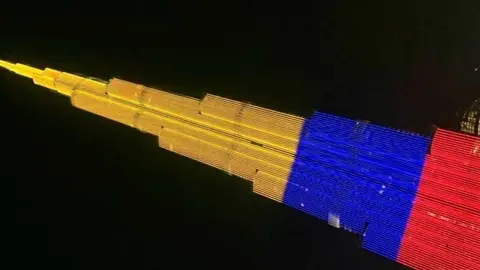 El Burj Khalifa en Dubai, iluminado con los colores de la bandera de Colombia en la noche del 20 de julio de 2019. (A. F. Perdomo / EL CORREO)
