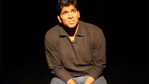 Una imagen del comediante indio fallecido.