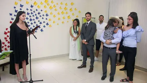 Angie Tafur, jefe de la Misión de Colombia en Emiratos Árabes, se dirige a un grupo de compatriotas en la Embajada de su país en Abu Dhabi. (EL CORREO)