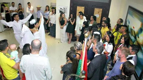 Numerosas personas contemplan bailes tradicionales durante el acto desarrollado en la Embajada de Colombia en Abu Dhabi. (EL CORREO)