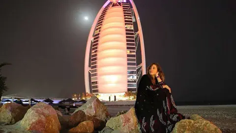 Vanesa Pérez Garvi, ante el Burj Al Arab en Dubai. (Cedida)