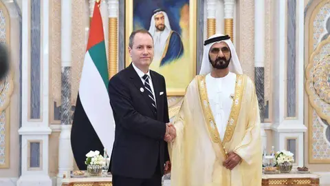 El nuevo embajador de Uruguay en Emiratos Árabes, Álvaro Carlo Ceriani Moreira, saluda al vicepresidente y primer ministro del país, el jeque Mohamed bin Rashid Al Maktoum, durante el acto de presentación de credenciales. (EL CORREO)