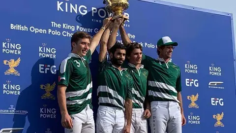 Los hermanos argentinos Bartolomé, de 18 años (número 3), y Camilo, de 16 (tercero de la izquierda), ganaron la Copa de Oro inglesa, como figuras del equipo de polo de Dubai. (@Pololine)