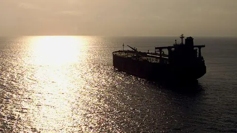 En la imagen de Reuters, el petrolero yemení abandonado en la costa.