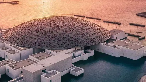 Vista aérea del Museo Louvre de Abu Dhabi.