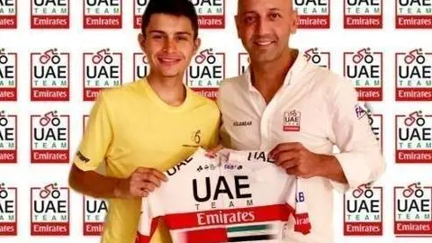 Camilo Ardila junto a Joxean Fernández "Matxín" director deportivo del UAE Team Emirates.