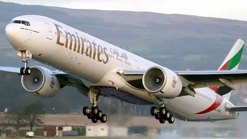 Avión de Emirates al despegue.