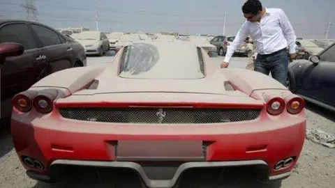 Un Ferrari abandonado en Dubai.