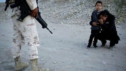 La madre guatemalteca con su hijo ante el oficial mexicano. (Instagram Reuters)