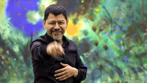 Carlos Jacanamijoy, en su estudio del barrio de La Macarena de Bogotá. (Cedida)