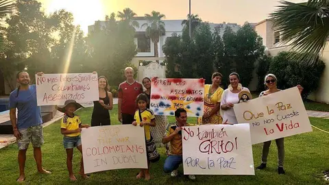 Los colombianos en Dubai mostraron carteles de rechazo al asesinato de líderes sociales en Colombia. (Cedida)