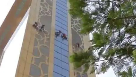 Trabajadores limpian el Marco de Dubai.