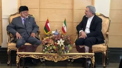 Un momento del encuentro entre los ministros de Omán e Irán.