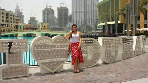 La venezonala Vanessa Fernandes, ante el gran nombre de Dubai situado en la plaza sobre la que se alza el Burj Khalifa. (EL CORREO)