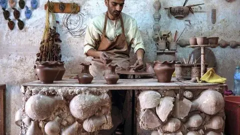 Un artista de la cerámica en Abu Dhabi Village. (The National)