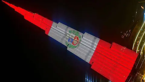 El Burj Khalifa, iluminado en su totalidad con la bandera de Perú en 2019. (Anna Perdomo / EL CORREO)