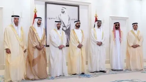 Los líderes de Emiratos Árabes durante la videoconferencia con el campo de batalla.