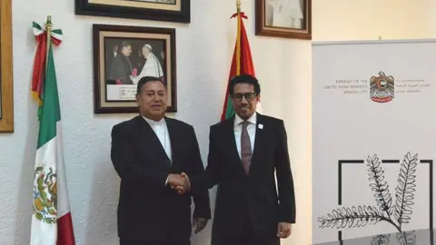 El obispo de México junto al embajador emiratí.