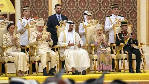 El jeque Mohamed reza por la coronación del nuevo rey de Malasia, el sultán Abdullah.