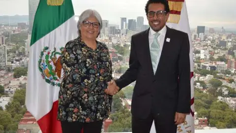 El embajador de EAU en México junto a la ministra de Economía mexicana.