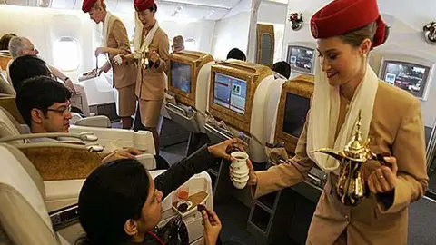 Personal de cabina durante un vuelo de Emirates Airlines.