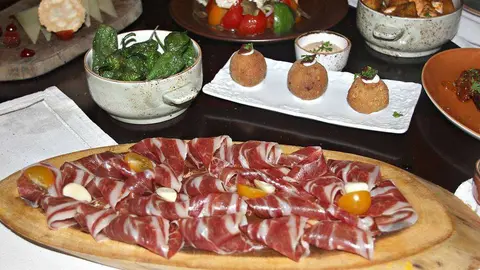 Espectacular mesa cubierta de exquisitas tapas españolas en el restaurante Alhambra. (EL CORREO)