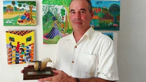 El pintor Luis Joaquín Rodríguez 'El Estudiante' muestra el premio internacional logrado en la Feria Mundial del Mercado del Arte Popular celebrada en la ciudad estadounidense de Santa Fe. (Sergio Martínez / EL CORREO)