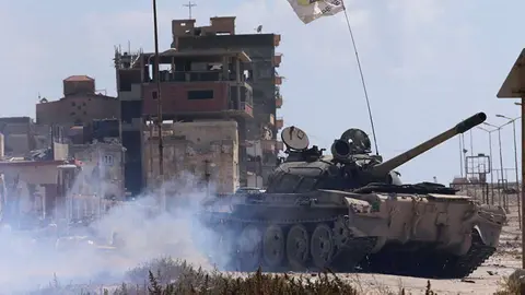 En la imagen de Reuters, un soldado del ejército libio.