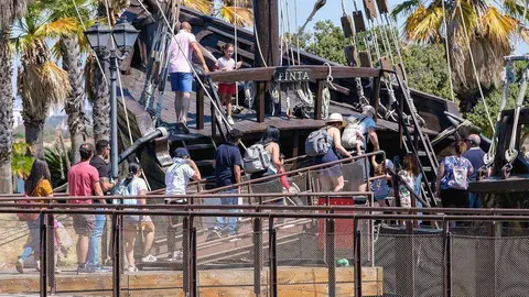 Visitantes recorren La Pinta en el Muelle de las Carabelas, situado en La Rábida. (Cedida)