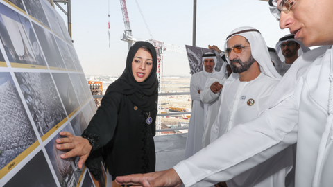 La ministra Reem le muestra al jeque Al Maktoum los desarrollos del evento. (Wam)