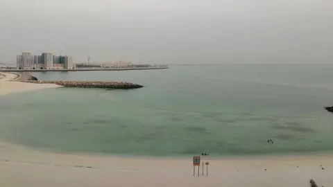 Una playa de Emiratos Árabes en verano. (EL CORREO)