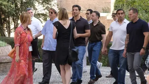 El ministro emiratí en el centro de la imagen con polo oscuro y vaqueros. (Alfredo Aguilar)