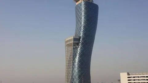 El edificio Capital Gate de Abu Dhabi. (EL CORREO)