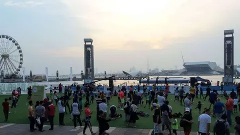 Residentes en Dubai pasean por Festival City. (EL CORREO)