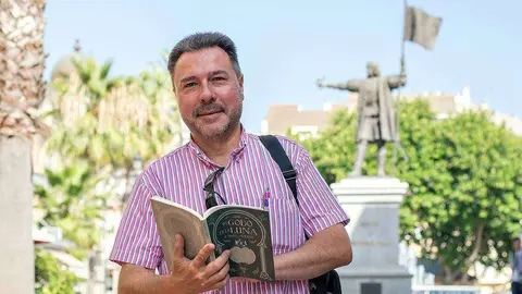 El periodista y escritor español Rafael Moreno, ante la escultura de Cristóbal Colón de Huelva. (C.B.)