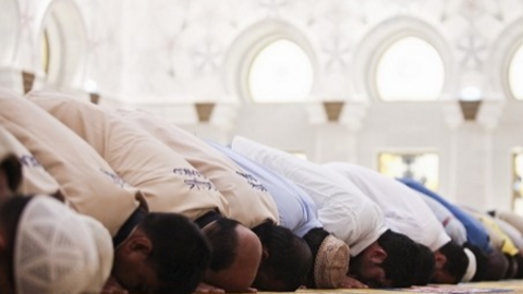 Rezos en la gran mezquita de Abu Dhabi.(WAM)