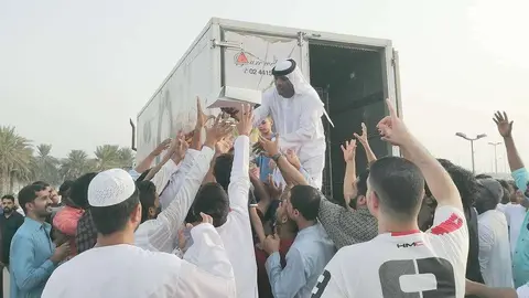 Reparto de comida tras final la celebración del eid al Adha en la Gran Mezquita de Abu Dhabi. (EL CORREO)