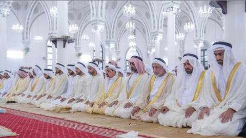 Oración por el Eid dentro de una mezquita en Emiratos Árabes (WAM)