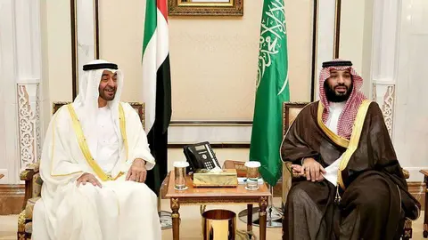 Los príncipes herederos de Abu Dhabi -izquierda- y Arabia Saudita durante su encuentro hoy en La Meca. (WAM)