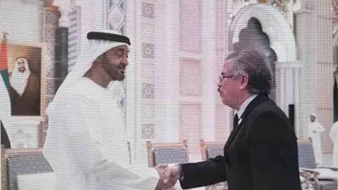 El embajador cubano saluda al príncipe heredero de Abu Dhabi.