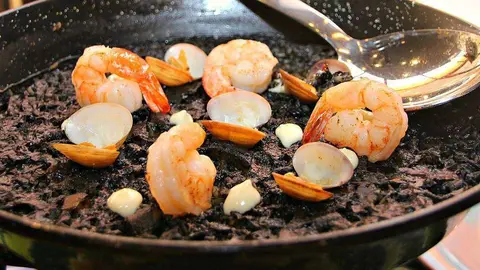 Espectacular arroz negro servido en el restaurante español Bebemos. (EL CORREO)