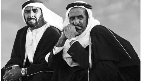 Los difuntos jeques Zayed y Rashid, en una fotografía de Ramesh Shukla.