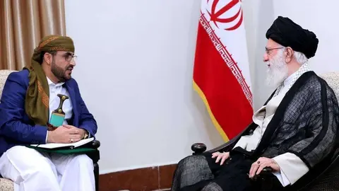 El líder de los hutíes con el ayatolá iraní el 13 de agosto de 2019.