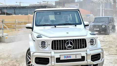 El gobernante de Dubai, a su llegada en coche al sitio de la Expo 2020. (WAM)